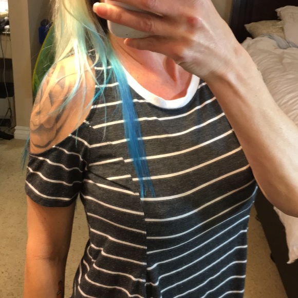 Great Cond Hollister cold shoulder shirt - Picture 4 of 8